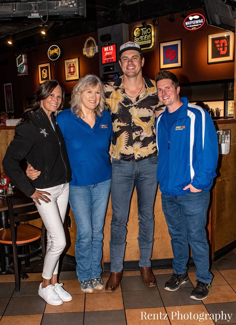 Check out your photos with Matt Stell at Milano's on May 5th, 2022