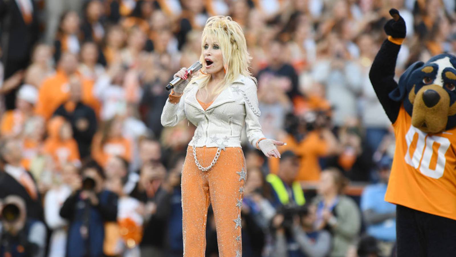 Dolly Parton sings ‘Rocky Top’ at football game K99.1FM